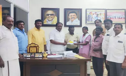 நர்சிங் கல்லூரி மாணவிக்கு ரூ.15 ஆயிரம் நிதியுதவி