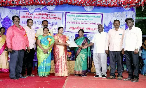 அரசு பள்ளிக்கு நிலம் வழங்கியவருக்கு பாராட்டு