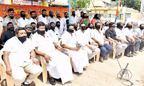 ஈரோட்டில் காங்கிரசார் வாயில் கருப்பு துணி கட்டி மவுன அஞ்சலி போராட்டம்