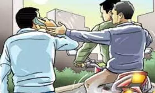 போலீஸ் ஏட்டுவிடம் செல்போன் பறித்த 3 வழிப்பறி கொள்ளையர்களுக்கு வலைவீச்சு