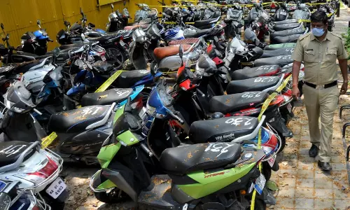 பறிமுதல் செய்யப்பட்ட வாகனங்கள் ஏலம்