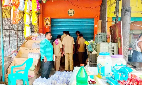 காவேரிப்பட்டணத்தில் வாடகை  கட்டாத கடைகளுக்கு சீல்