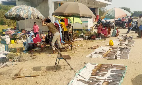 விவசாய  கருவிகள் விற்பனை அமோகம்