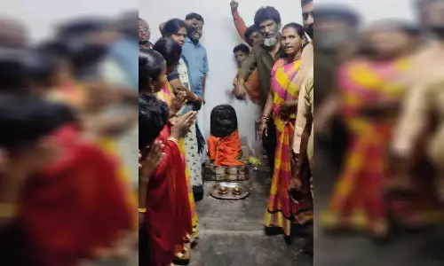 பல்லடத்தில் ஆஞ்சநேயர் கோவில் சிலை வேறு இடத்துக்கு மாற்றம் -பக்தர்கள் உள்ளிருப்பு போராட்டம்