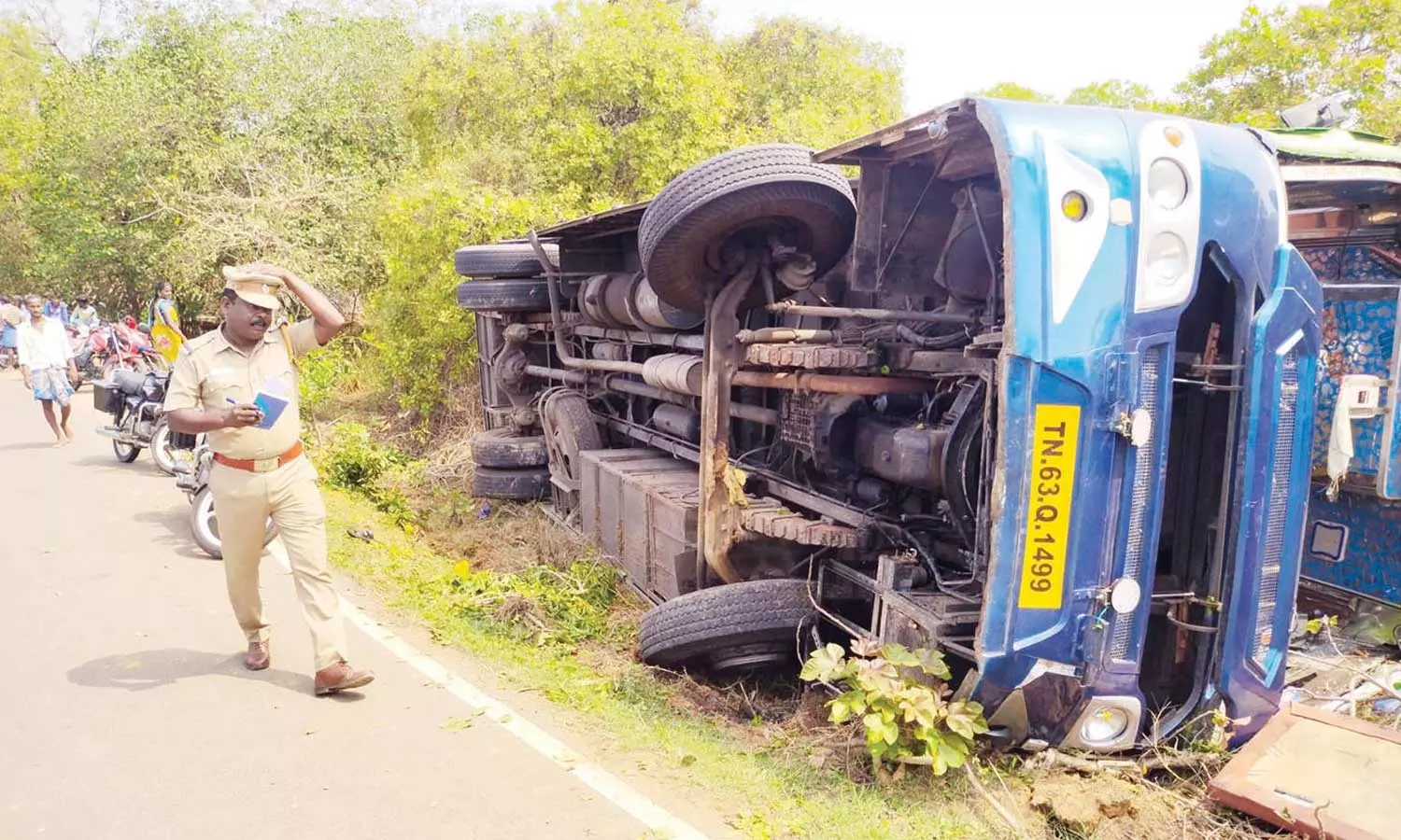 திருமண கோஷ்டியினர் சென்ற பஸ் கவிழ்ந்து 52 பேர் காயம்- கர்ப்பிணி உள்ளிட்டோருக்கு தீவிர சிகிச்சை திருமண கோஷ்டியினர் சென்ற பஸ் கவிழ்ந்து 52 பேர் காயம்- கர்ப்பிணி உள்ளிட்டோருக்கு தீவிர சிகிச்சை