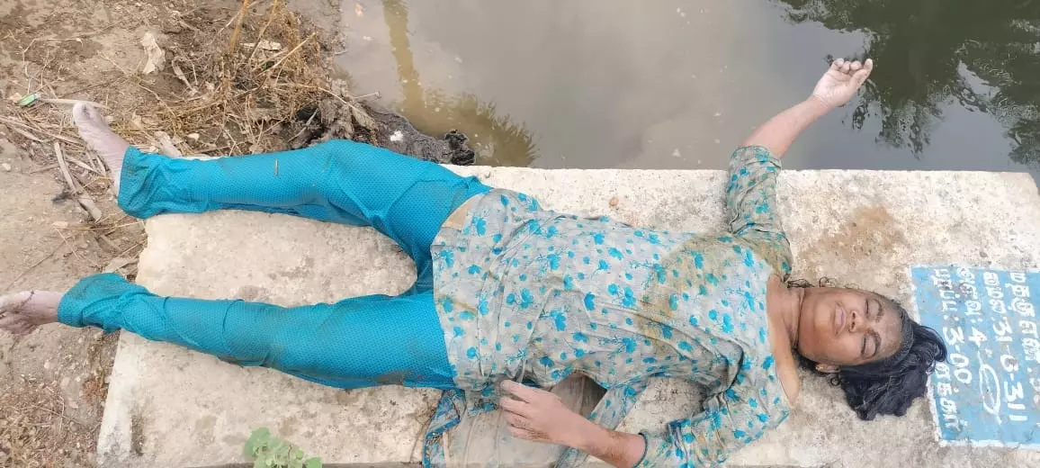 இரட்டை வாய்க்காலில் பிணமாக மிதந்த பெண் இரட்டை வாய்க்காலில் பிணமாக மிதந்த பெண்