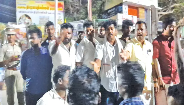 கொளத்தூரில் பா.ம.க.-வாழ்வுரிமை கட்சியினர் திடீர் மோதல்-வாக்குவாதம் கொளத்தூரில் பா.ம.க.-வாழ்வுரிமை கட்சியினர் திடீர் மோதல்-வாக்குவாதம்