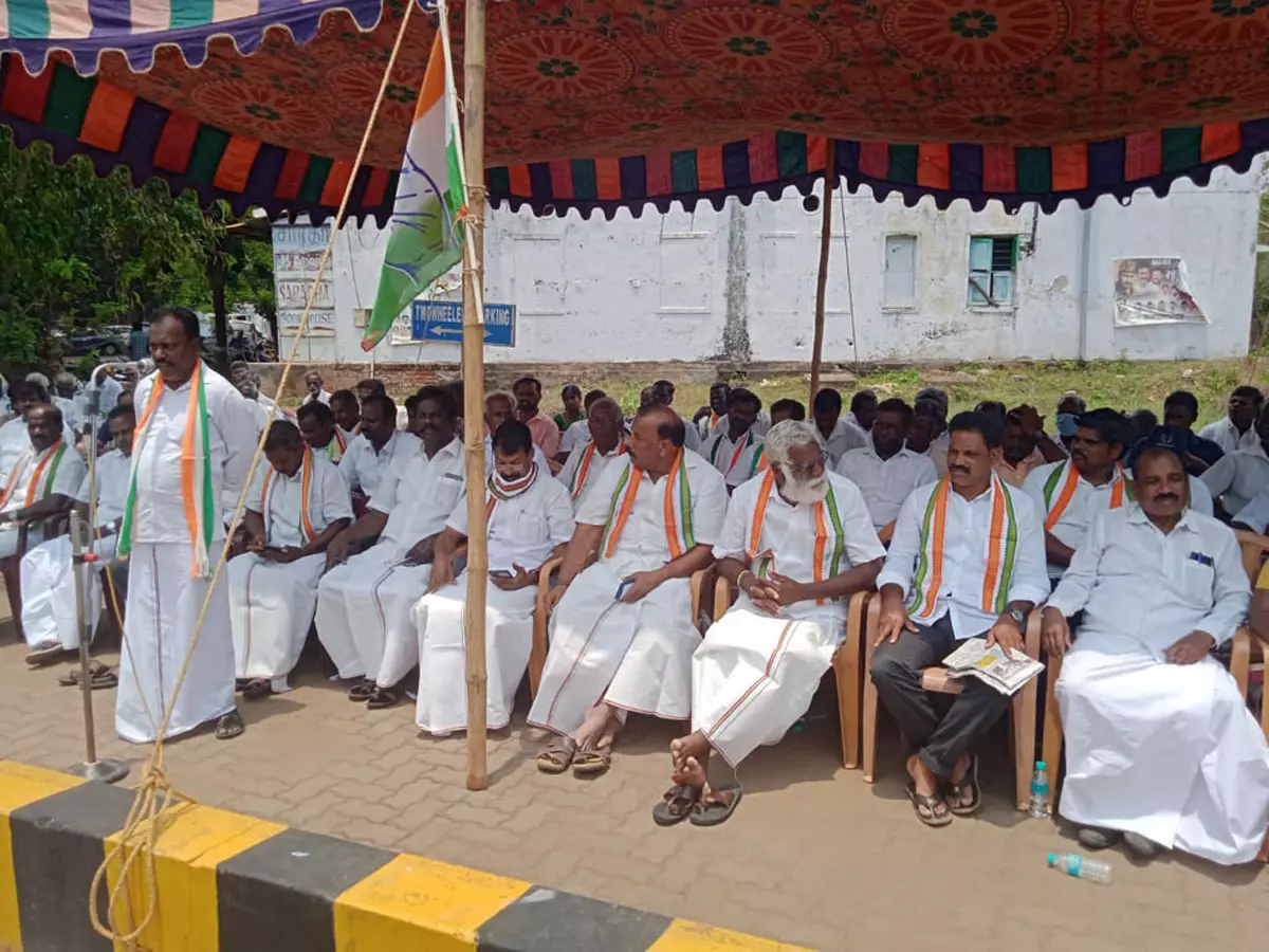 நெய்வேலியில் காங்கிரஸ் கட்சியினர் அறவழி போராட்டம் நெய்வேலியில் காங்கிரஸ் கட்சியினர் அறவழி போராட்டம்