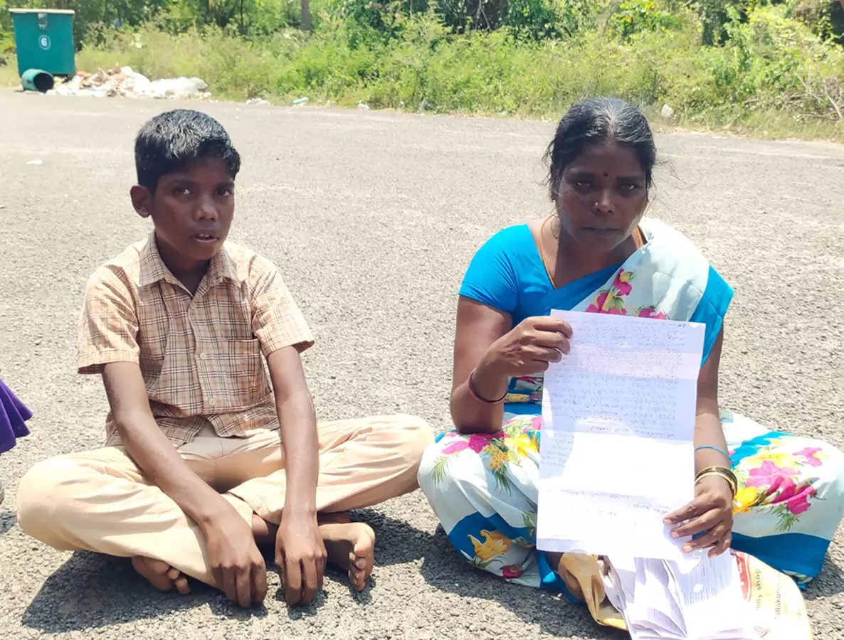 கடலூரில் கலெக்டர் அலுவலகம் முன் மகனுடன் தாய் திடீர் தர்ணா கடலூரில் கலெக்டர் அலுவலகம் முன் மகனுடன் தாய் திடீர் தர்ணா