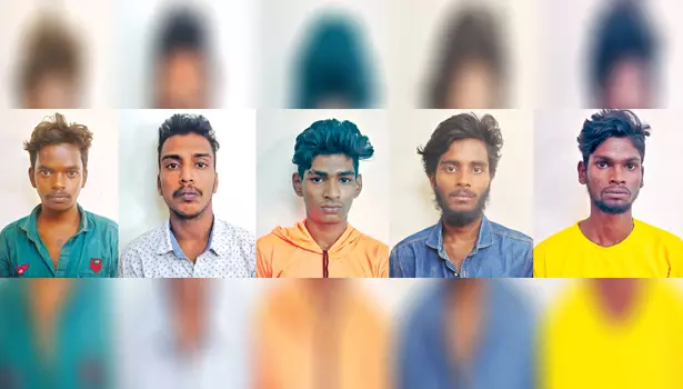 செஸ் விளையாடியவர்களை அரிவாளால் வெட்டி பணம் பறித்த 5 பேர் கைது செஸ் விளையாடியவர்களை அரிவாளால் வெட்டி பணம் பறித்த 5 பேர் கைது