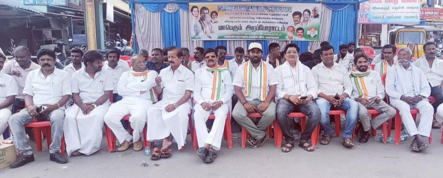 ஓசூரில் காங்கிரஸ் கட்சியினர் உண்ணாவிரத போராட்டம் ஓசூரில் காங்கிரஸ் கட்சியினர் உண்ணாவிரத போராட்டம்