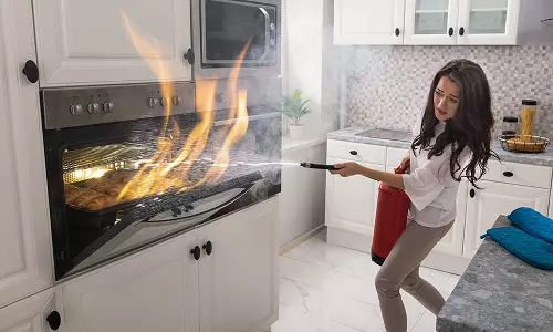 பெண்கள் கண்டிப்பாக கடைபிடிக்க வேண்டிய சமையலறை பாதுகாப்பு வழிமுறைகள்...