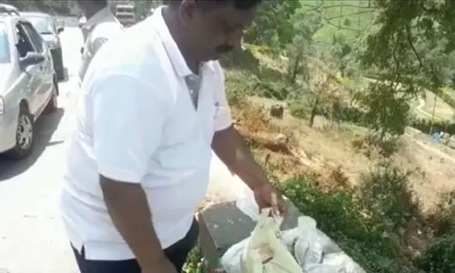 குன்னூரில் காரில் ரூ.2½ லட்சம் நாணயங்கள் பறிமுதல்