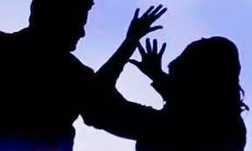 இளம்பெண்ணை நடுரோட்டில் ஓட ஓட விரட்டி வெட்டிய கணவன்- போலீஸ் விசாரணை