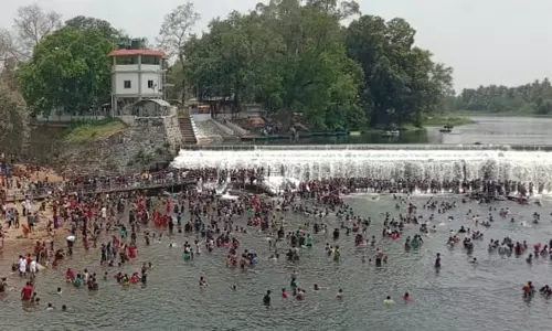 கொடிவேரி தடுப்பணையில் ஒரே நாளில் 6500 பேர் குளித்து மகிழ்ந்தனர்