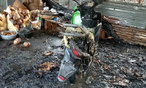 தீப்பிடித்து எரிந்த எலக்ட்ரிக் ஸ்கூட்டர்