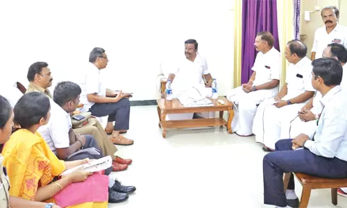 சேலம் மாவட்டத்தில் நடைபெற்றுவரும் வளர்ச்சி திட்டப்பணிகள் குறித்து அதிகாரிகளுடன் அமைச்சர் கே.என்.நேரு ஆலோசனை