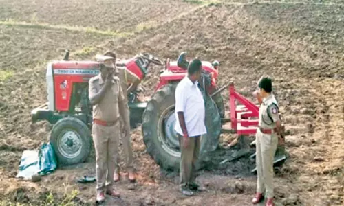 ஏற்காடு அருகே டிராக்டர் கவிழ்ந்து விவசாயி பலிகூலி தொழிலாளர்கள் 2 பேர் அதிர்ஷ்டவசமாக உயிர் தப்பினர்