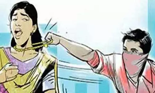 வாலிபரிடம் கத்தி முனையில் செயின்-செல்போன் பறிப்பு