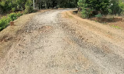 குண்டும், குழியுமாக உள்ள சாலையை சீர் செய்ய பொதுமக்கள் கோரிக்கை