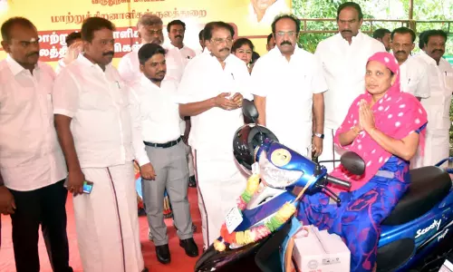 மாற்றுத்திறனாளிகளுக்கு இணைப்பு சக்கரம் பொருத்தப்பட்ட ஸ்கூட்டர்கள்