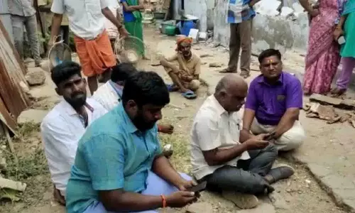 பணி செய்ய விடாமல் தடுப்பதாக கூறி திருப்பூரில் மாநகராட்சி அதிகாரிகள் தர்ணா போராட்டம்