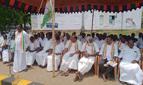 நெய்வேலியில் காங்கிரஸ் கட்சியினர் அறவழி போராட்டம்