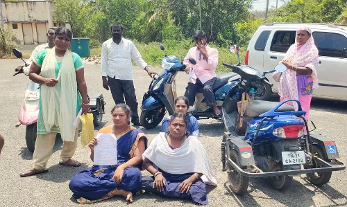 கலெக்டர் அலுவலகம் முன்பு  மாற்றுத்திறனாளி  பெண் திடீர் தர்ணா போராட்டம்