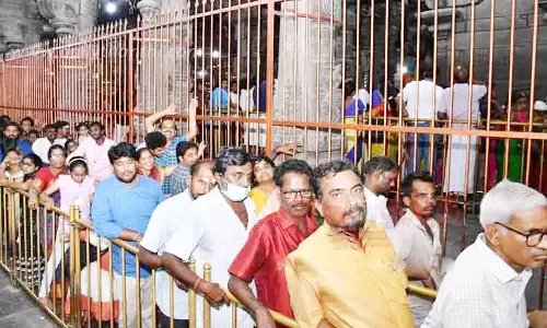 அருணாசலேஸ்வரர் கோவிலில் பக்தர்கள் கூட்டம் அலைமோதியது