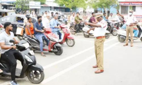 போக்குவரத்து விதியை மீறுபவர்களை செல்போனில் படம் பிடிக்கும் போலீசார்- அபராதம் விதித்து குறுந்தகவல்
