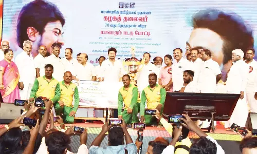 படகு போட்டியில் வெற்றி பெற்றவர்களுக்கு பரிசு- அமைச்சர் உதயநிதி ஸ்டாலின் வழங்கினார்