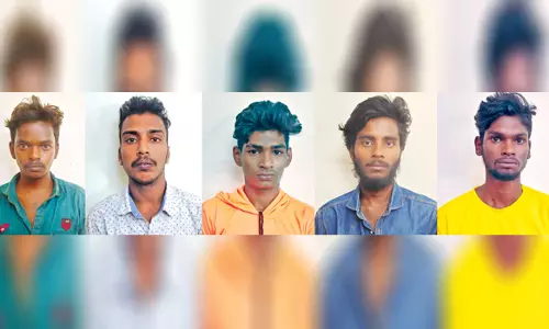 செஸ் விளையாடியவர்களை அரிவாளால் வெட்டி பணம் பறித்த 5 பேர் கைது