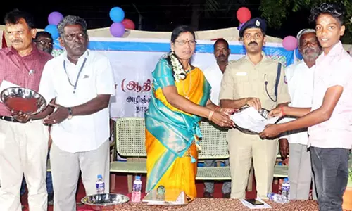 அரசு பள்ளியில் நடந்த விழாவில் பல்வேறு போட்டிகளில் வெற்றிபெற்ற மாணவர்களுக்கு பரிசு