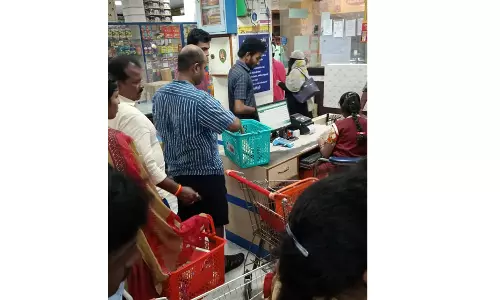 கிருஷ்ணகிரியில் பல்பொருள் அங்காடியில் மக்களோடு, மக்களாக வரிசையில் நின்ற கலெக்டர்