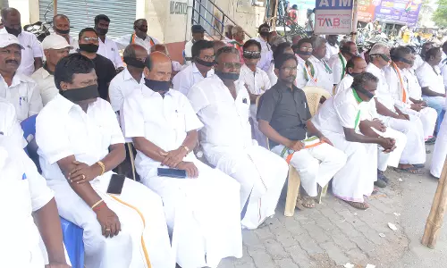 கிருஷ்ணகிரியில்  ராகுல்காந்தி பதவி பறிப்பை கண்டித்து காங்கிரஸ் போராட்டம்