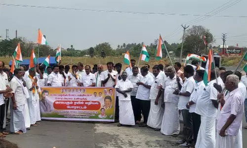 ஈரோட்டில் ரெயில் மறியலுக்கு முயன்ற காங்கிரசார் 50 பேர் கைது