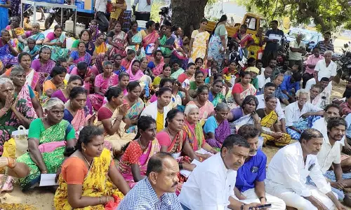 வருவாய் அலுவலர் அலுவலகத்தில் தமிழ்நாடு விவசாயிகள் சங்கத்தினர் காத்திருப்பு போராட்டம்