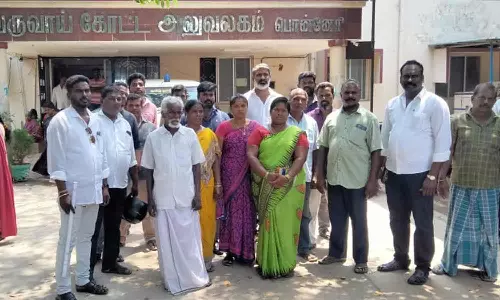 பட்டா கேட்டு கோட்டாட்சியர் அலுவலகத்தை முற்றுகையிட்டு மனு