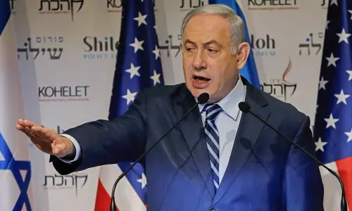 புதிய நீதித்துறை சீர்திருத்த சட்டத்தை நிறுத்தி வைக்க இஸ்ரேல் பிரதமர் ஒப்புதல்