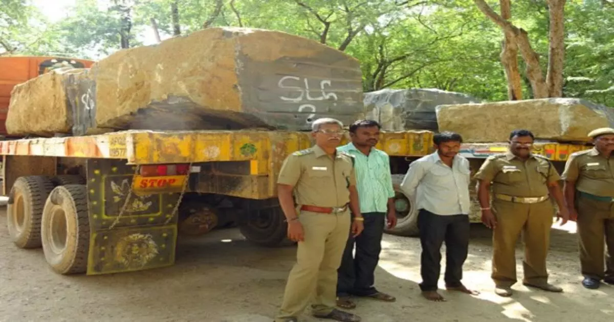 கற்கள் கடத்திய லாரி பறிமுதல் கற்கள் கடத்திய லாரி பறிமுதல்