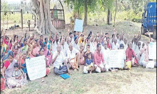 நத்தம் அருகே கோவிலில் சாமி கும்பிட அனுமதி மறுப்பு; கிராம மக்கள் தர்ணா!