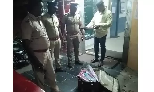 மாமல்லபுரம் கடற்கரையில் கிடந்த மர்ம சூட்கேசால் பரபரப்பு