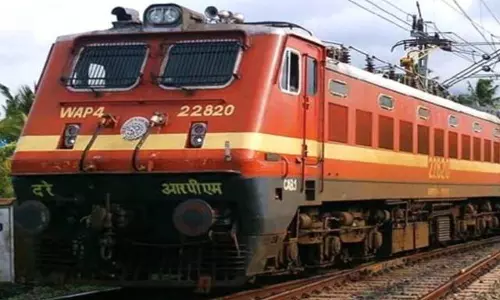 போடி-தேனி இடையே அகலரெயில் பாதையில் என்ஜினை இயக்கி சிக்னல்கள் சோதனை