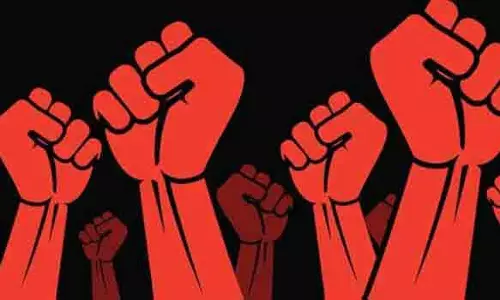 பொன்னேரி கோட்டாட்சியர் அலுவலகத்தில் பட்டா கேட்டு கிராம மக்கள் முற்றுகை