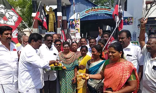 புதுவை அ.தி.மு.க.வினர் கொண்டாட்டம்-பட்டாசு வெடித்து இனிப்பு வழங்கினர்