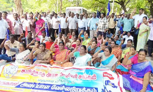 அரசு ஊழியர்கள் வேலைநிறுத்த போராட்டம்