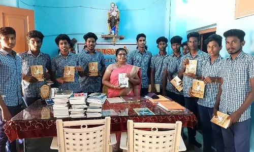 மணப்பாடு பள்ளி நூலகத்திற்கு ரூ.20 ஆயிரத்திற்கு புதிய புத்தகங்கள் வழங்கிய மாணவர்கள்