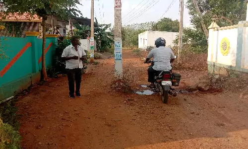 பாவூர்சத்திரம் அருகே  சாலையின் நடுவே நிற்கும் மின்கம்பத்தை மாற்றி அமைக்க வேண்டும்-பொதுமக்கள் கோரிக்கை