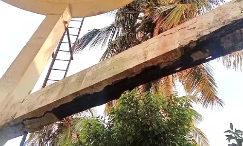 பாவூர்சத்திரம் அருகே ஆபத்தான நிலையில் இருக்கும் மேல்நிலை நீர் தேக்க தொட்டி அகற்றப்படுமா?- பொதுமக்கள் கோரிக்கை