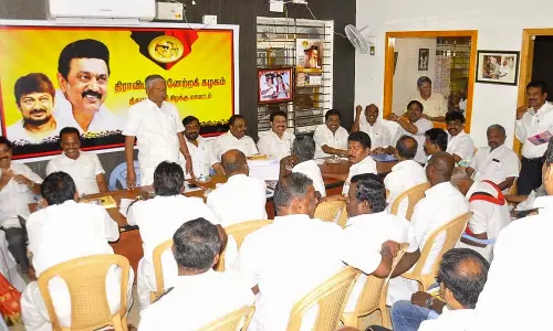 நெல்லை கிழக்கு மாவட்டத்தில் ஜூன் 3-ந்தேதிக்குள் 1½ லட்சம் உறுப்பினர்களை சேர்க்க வேண்டும் - தி.மு.க. கூட்டத்தில் தீர்மானம்